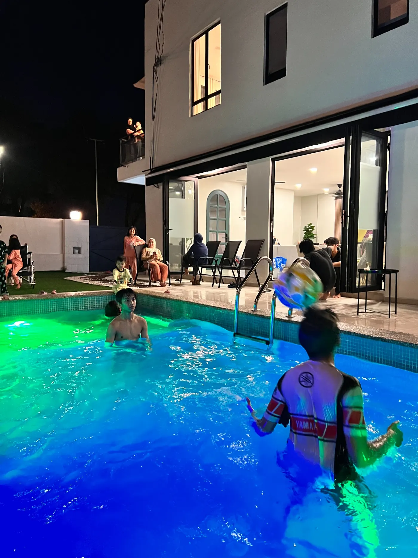 Private pool Homestay Greendoor Gombak pada waktu malam